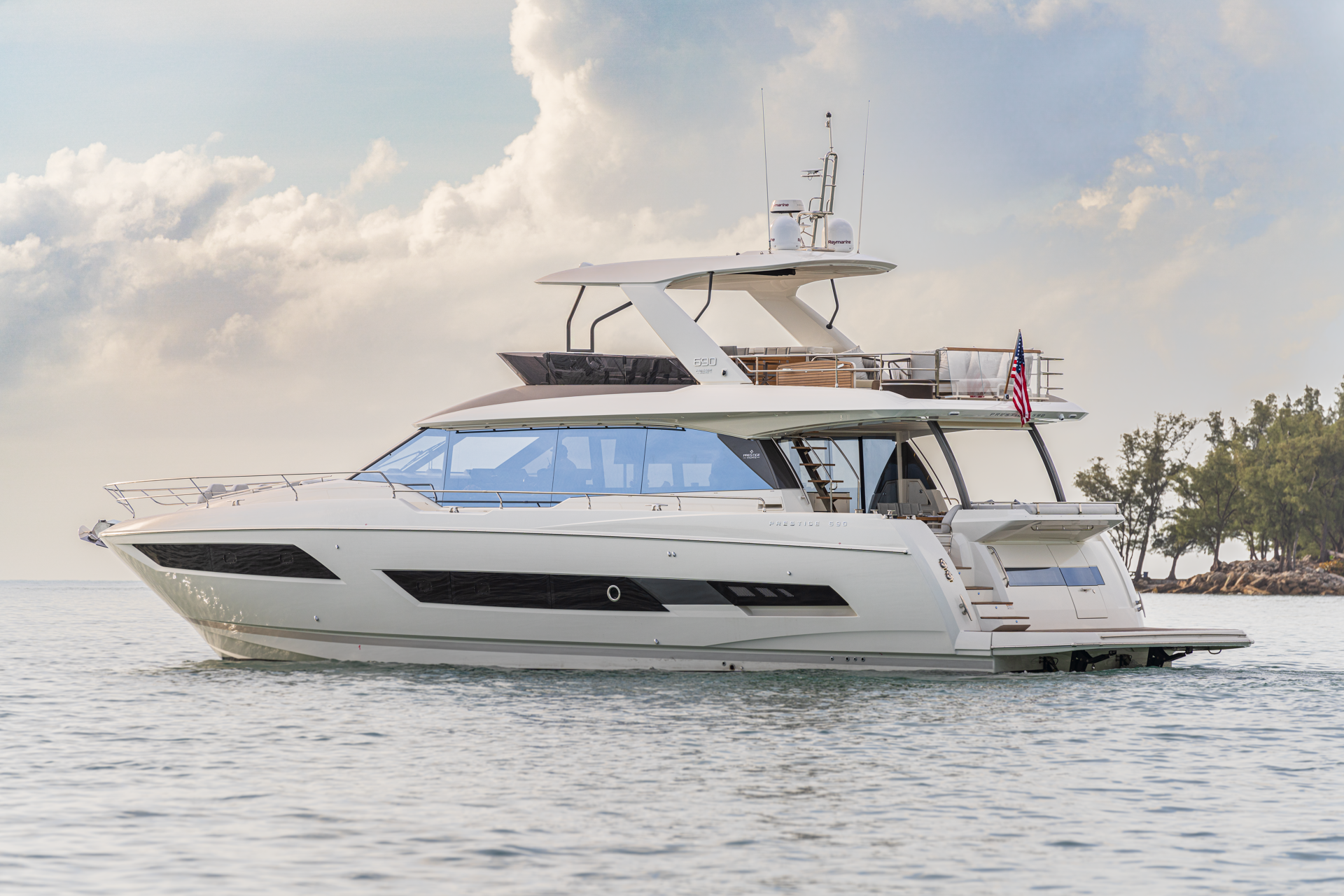 Prestige Yachts 690